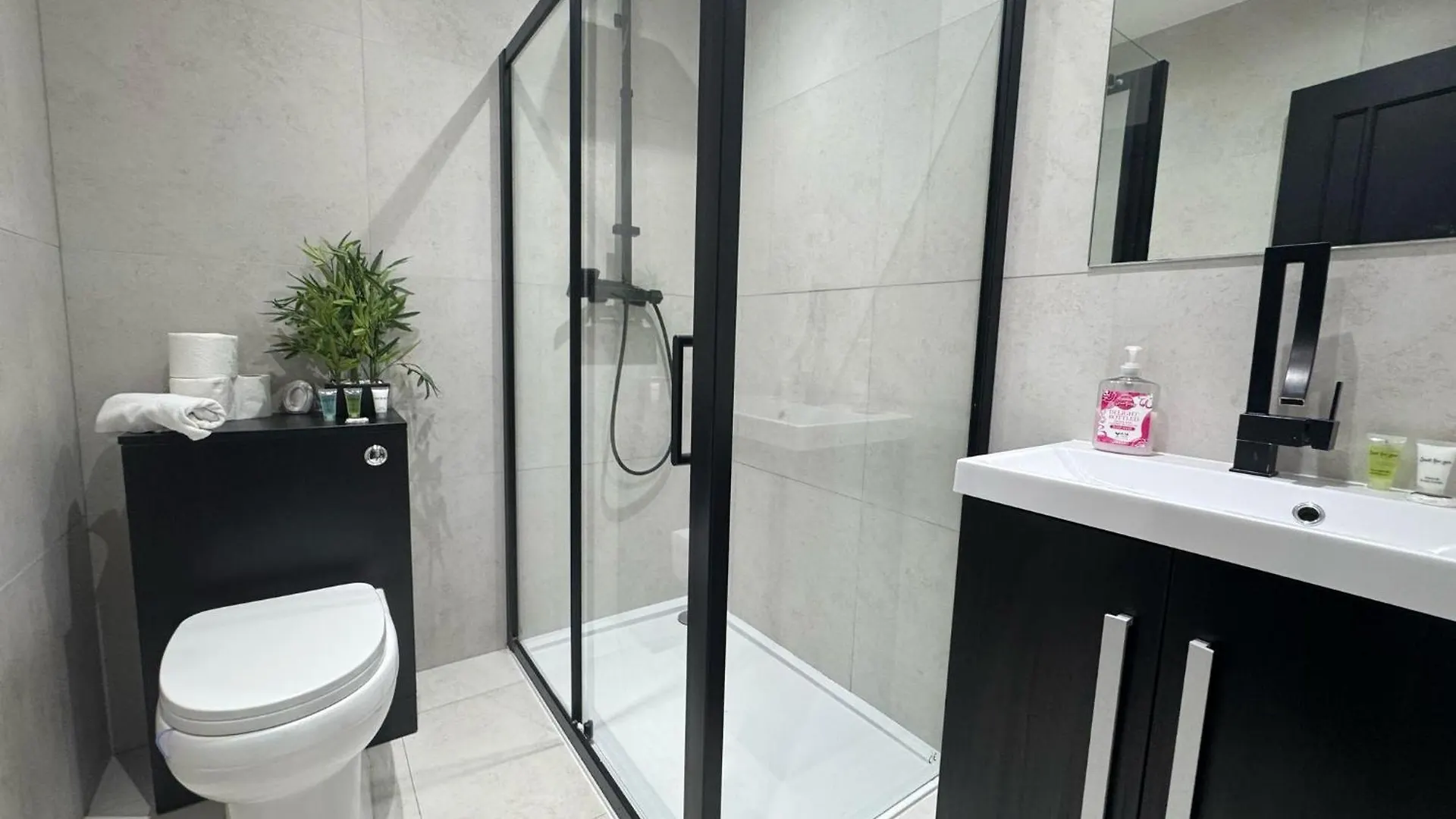 Luxury 2 Bed West London, Free Parking Apartment Uxbridge