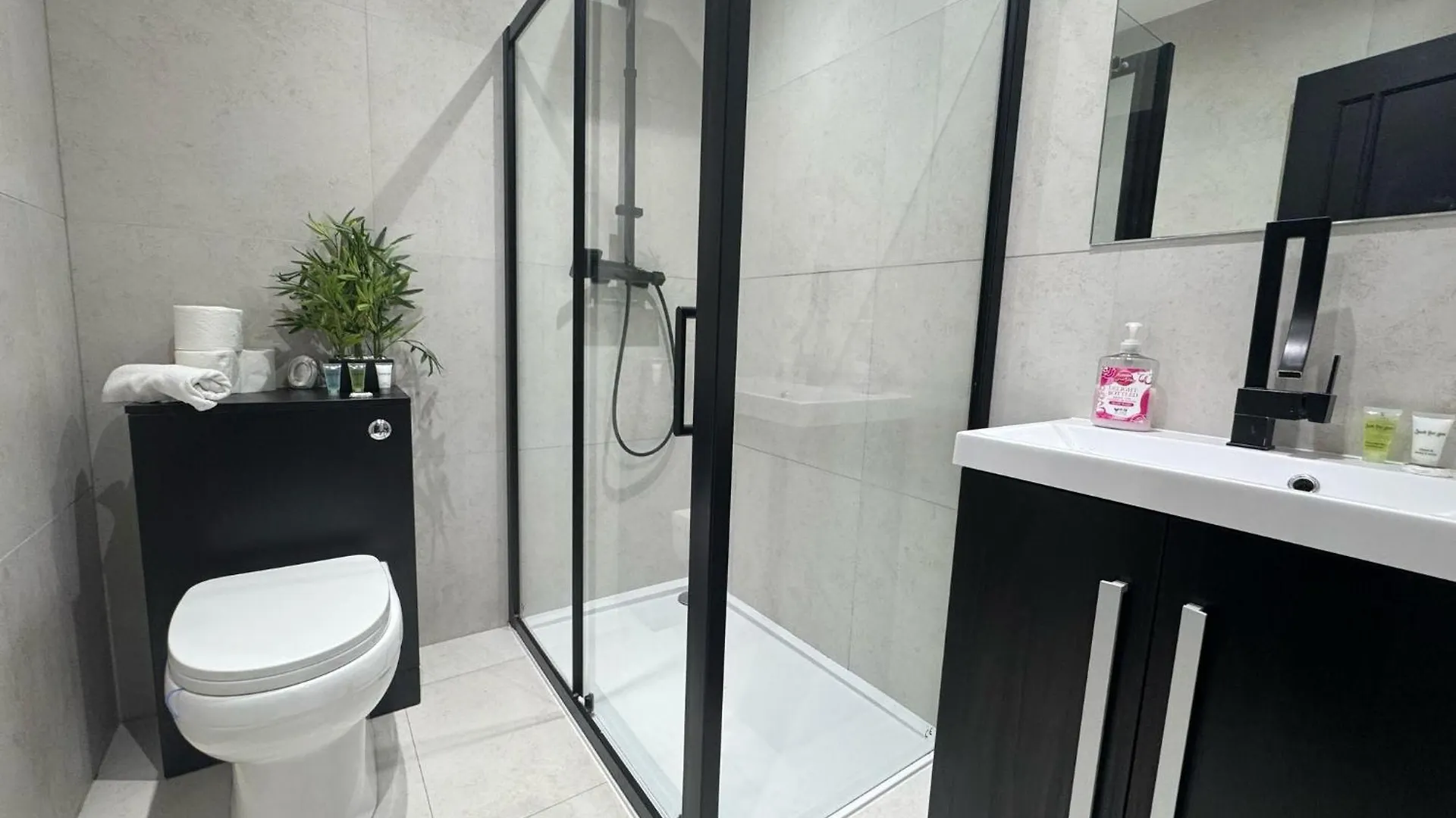 Luxury 2 Bed West London, Free Parking Apartment Uxbridge